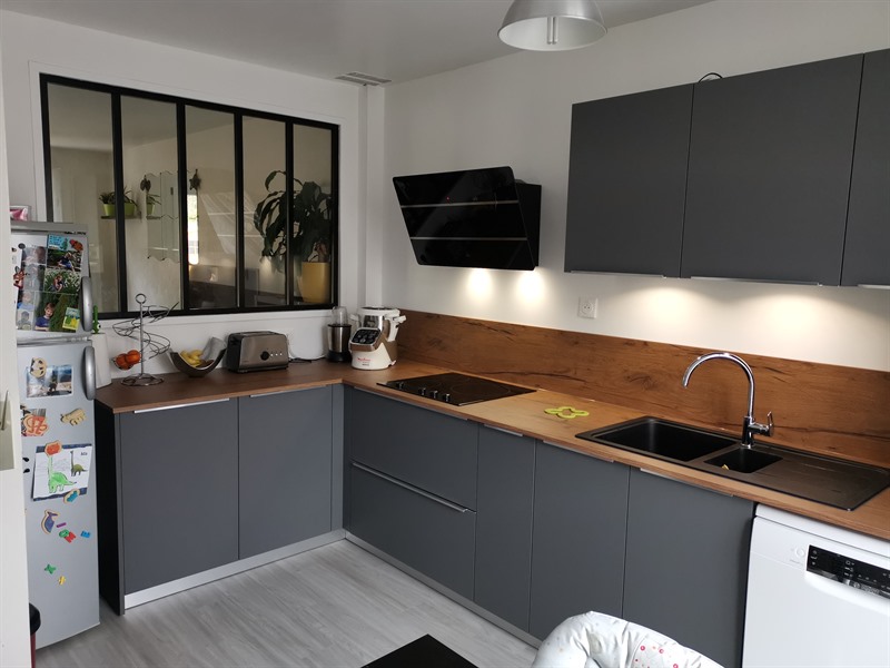 Cuisine contemporaine bois et gris avec verrière à Villers-lès-Nancy | Raison Home - 1