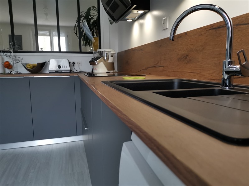 Cuisine contemporaine bois et gris avec verrière à Villers-lès-Nancy | Raison Home - 2