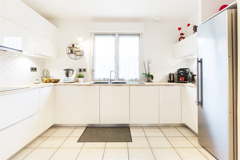 Cuisine moderne blanche avec crédence géométrique à Saulxures-lès-Nancy | Raison Home - 1