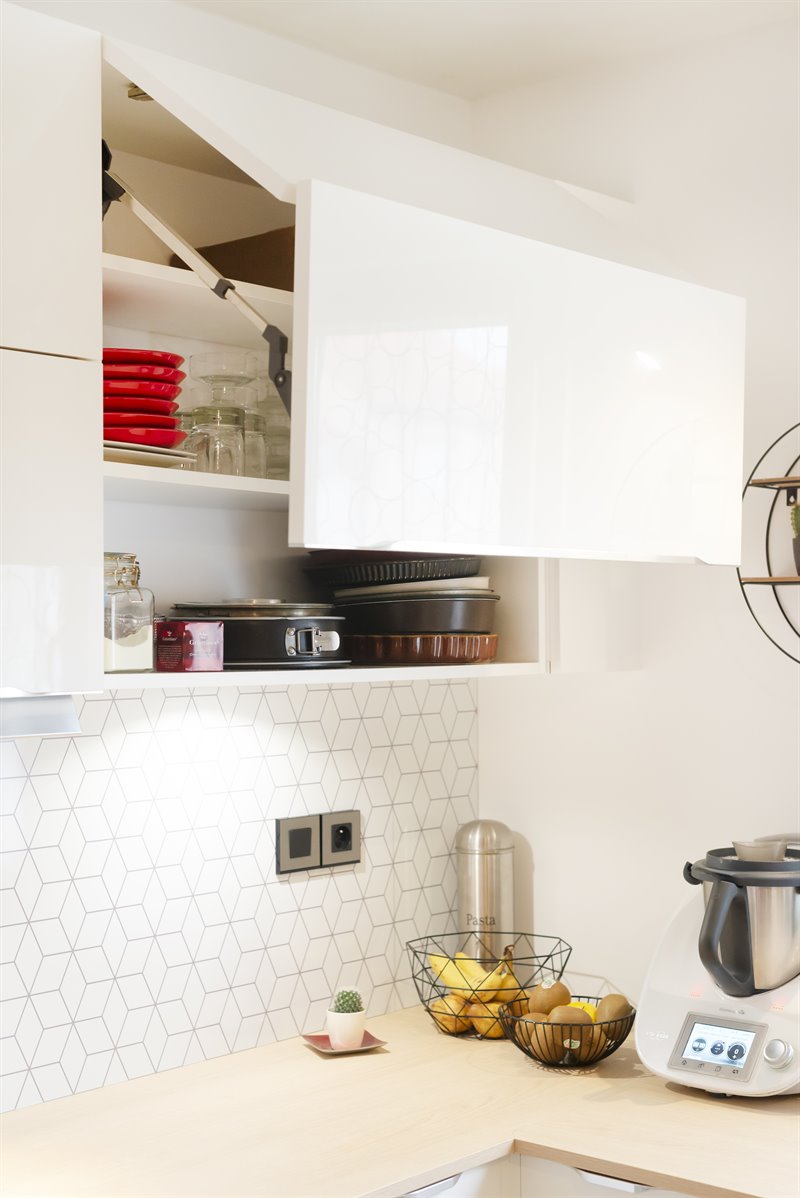 Cuisine moderne blanche avec crédence géométrique à Saulxures-lès-Nancy | Raison Home - 8