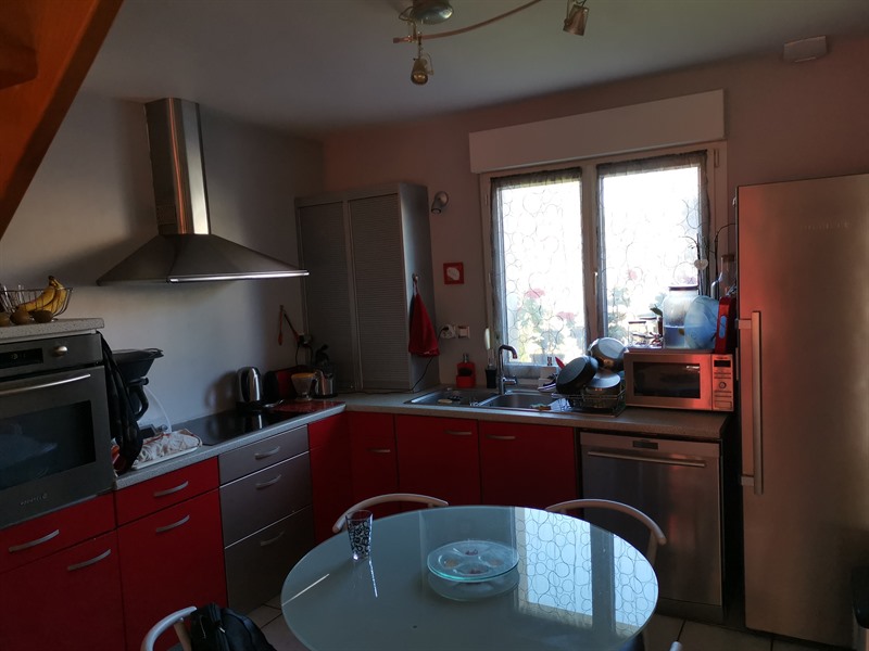 Cuisine moderne blanche avec crédence géométrique à Saulxures-lès-Nancy | Raison Home - 10