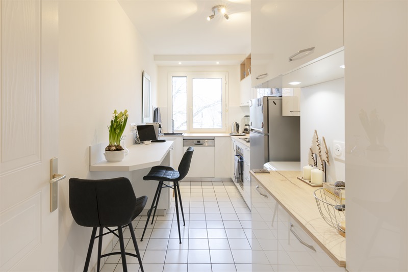 Petite cuisine fermée bois et blanc à Villers-lès-Nancy | Raison Home - 1