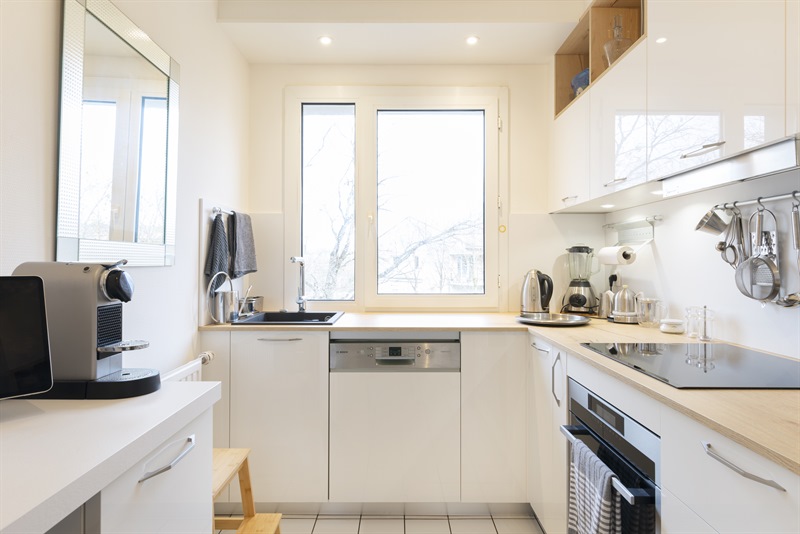 Petite cuisine fermée bois et blanc à Villers-lès-Nancy | Raison Home - 3