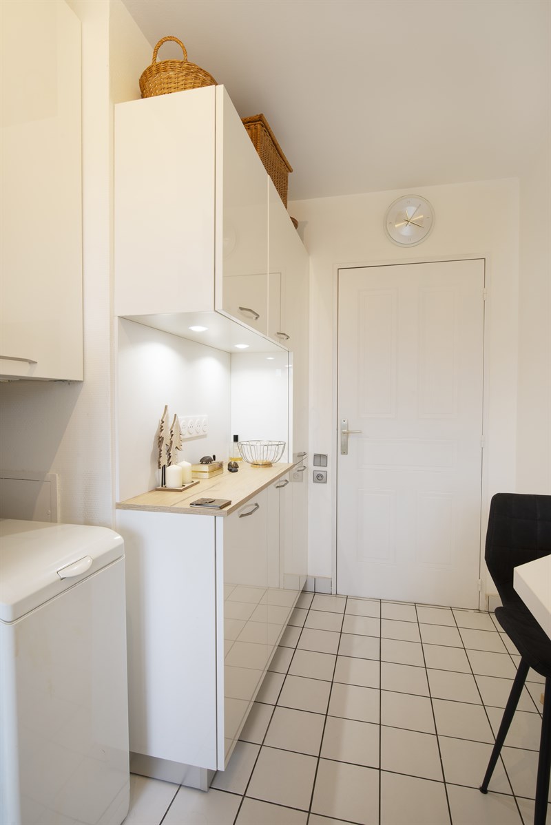 Petite cuisine fermée bois et blanc à Villers-lès-Nancy | Raison Home - 5