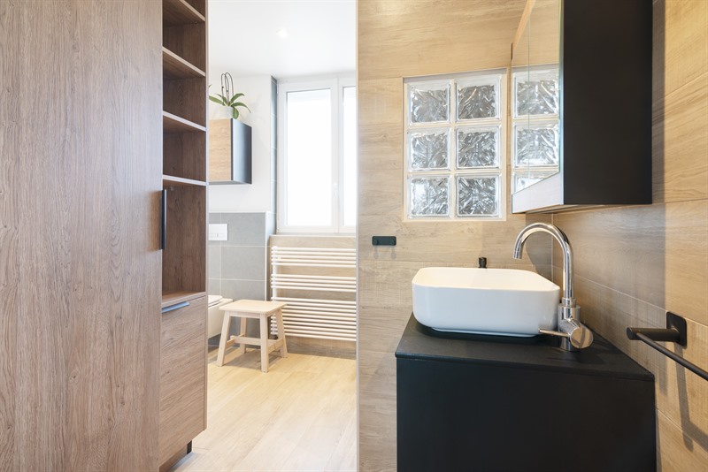 Salle de bains ouverte de style contemporain bois, noir et blanc à Villers-lès-Nancy 1