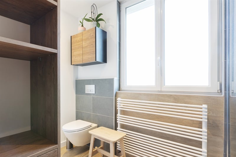 Salle de bains ouverte de style contemporain bois, noir et blanc à Villers-lès-Nancy | Raison Home - 2