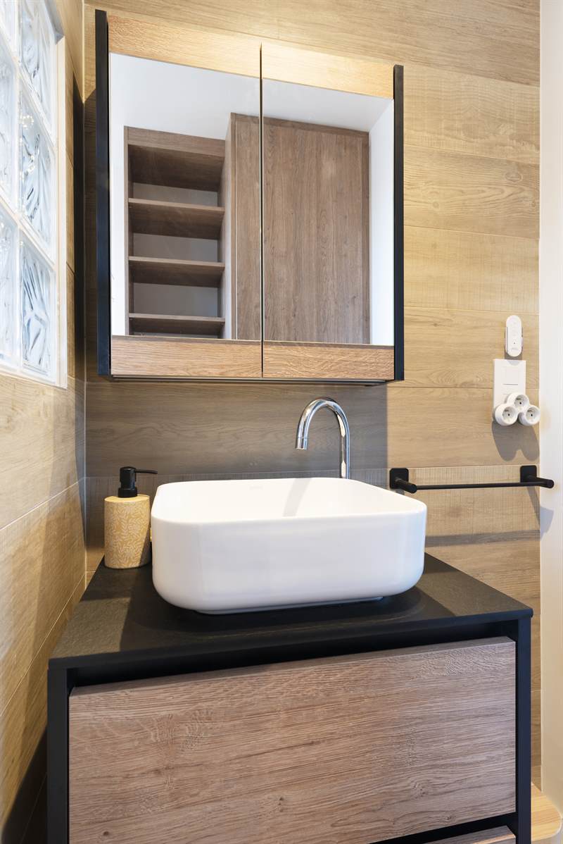 Salle de bains ouverte de style contemporain bois, noir et blanc à Villers-lès-Nancy 4