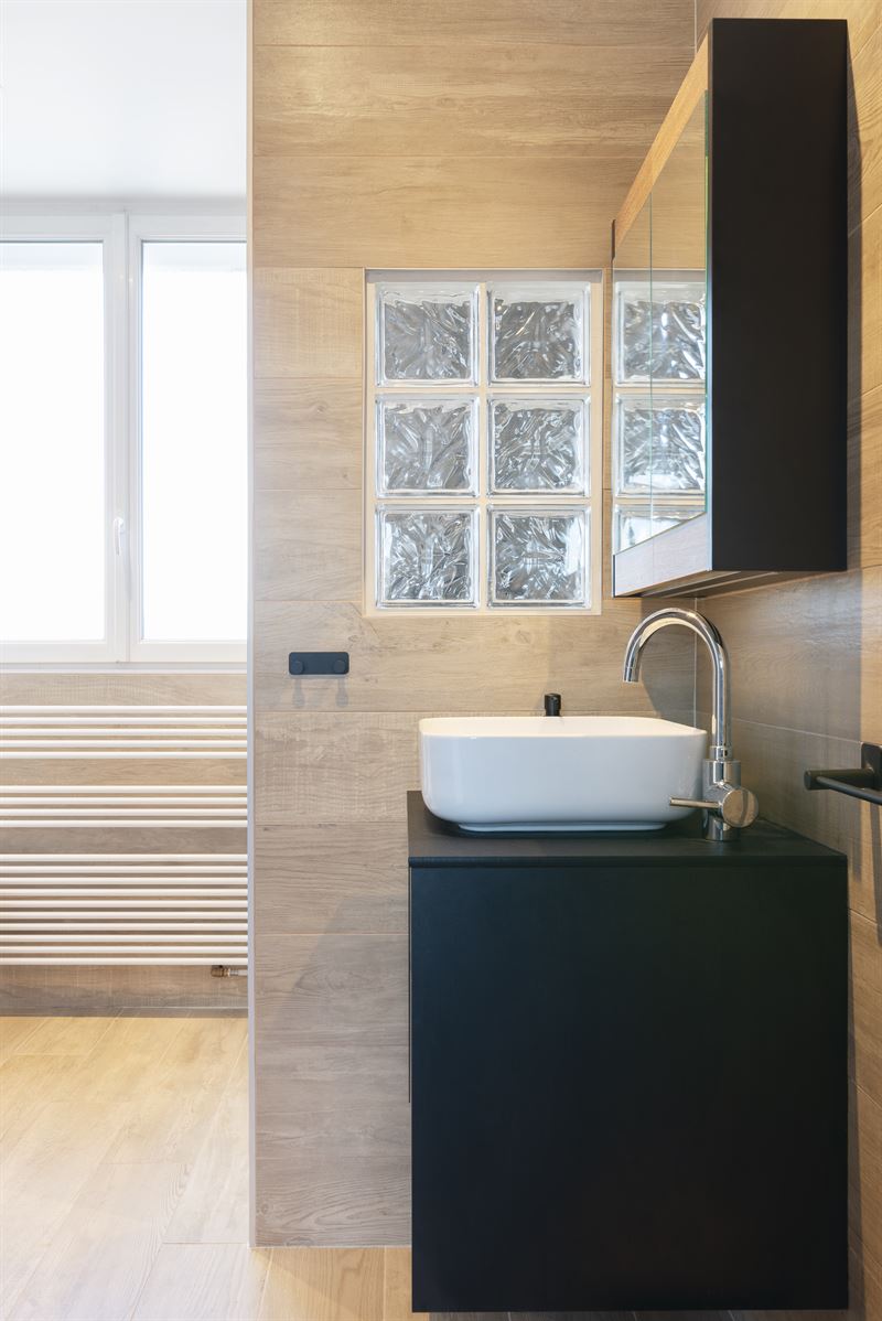Salle de bains ouverte de style contemporain bois, noir et blanc à Villers-lès-Nancy 5