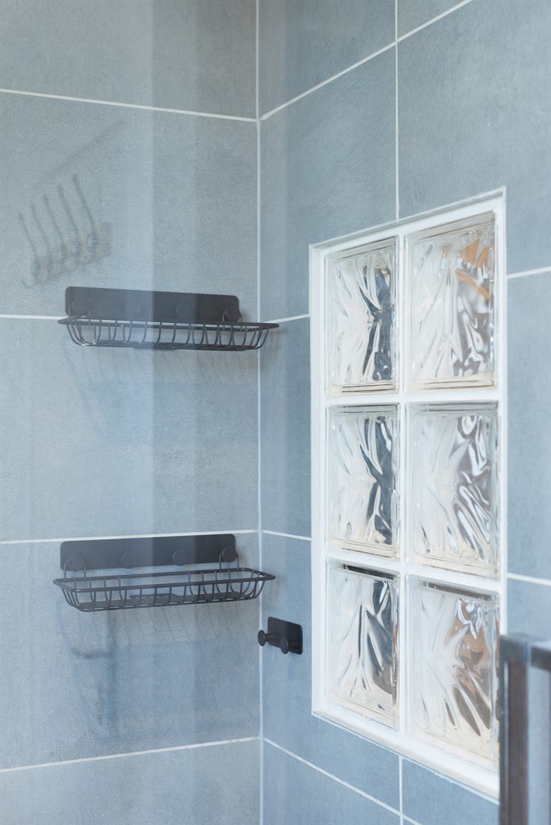 Salle de bains ouverte de style contemporain bois, noir et blanc à Villers-lès-Nancy 9