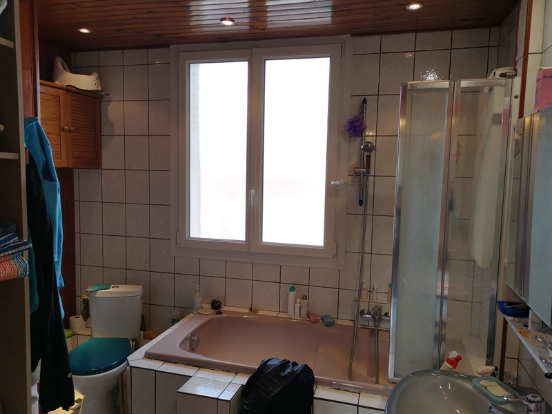 Salle de bains ouverte de style contemporain bois, noir et blanc à Villers-lès-Nancy 10