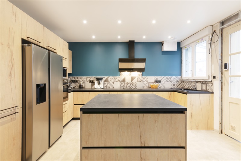 Cuisine ouverte de style contemporain bois et noir à Neuves Maisons | Raison Home - 1