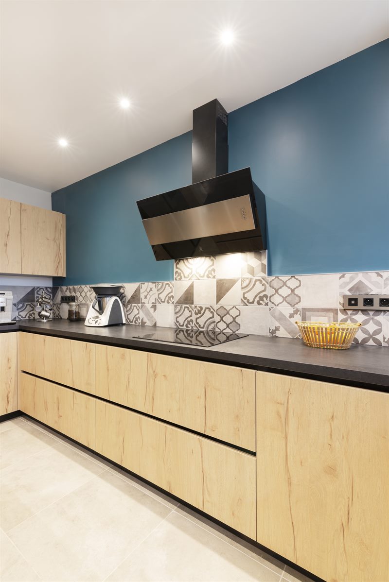 Cuisine ouverte de style contemporain bois et noir à Neuves Maisons | Raison Home - 3