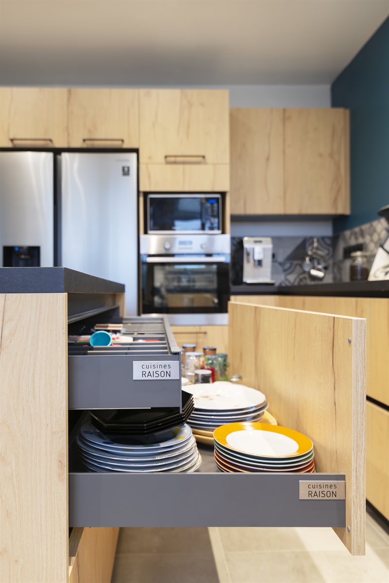 Cuisine ouverte de style contemporain bois et noir à Neuves Maisons | Raison Home - 4