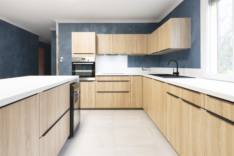 Cuisine contemporaine bois et blanc avec mur bleu foncé à Baccarat | Raison Home - 1