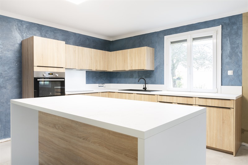 Cuisine contemporaine bois et blanc avec mur bleu foncé à Baccarat | Raison Home - 4