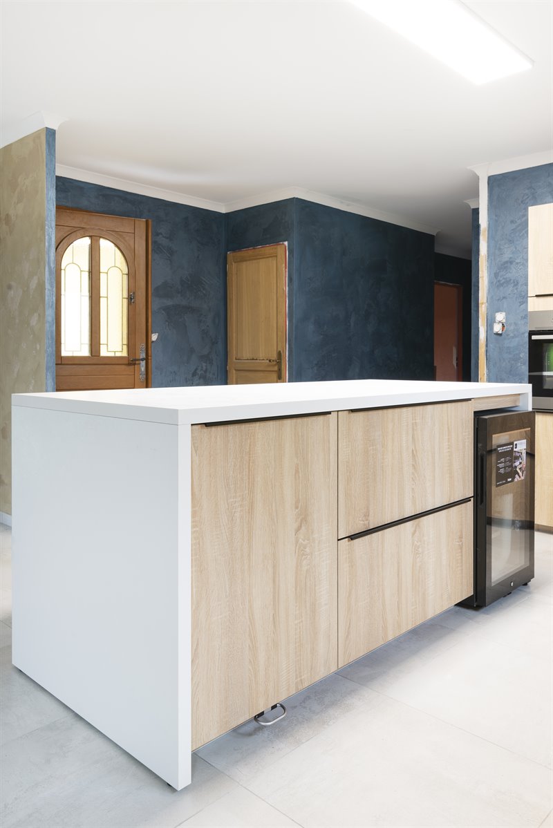 Cuisine contemporaine bois et blanc avec mur bleu foncé à Baccarat | Raison Home - 5