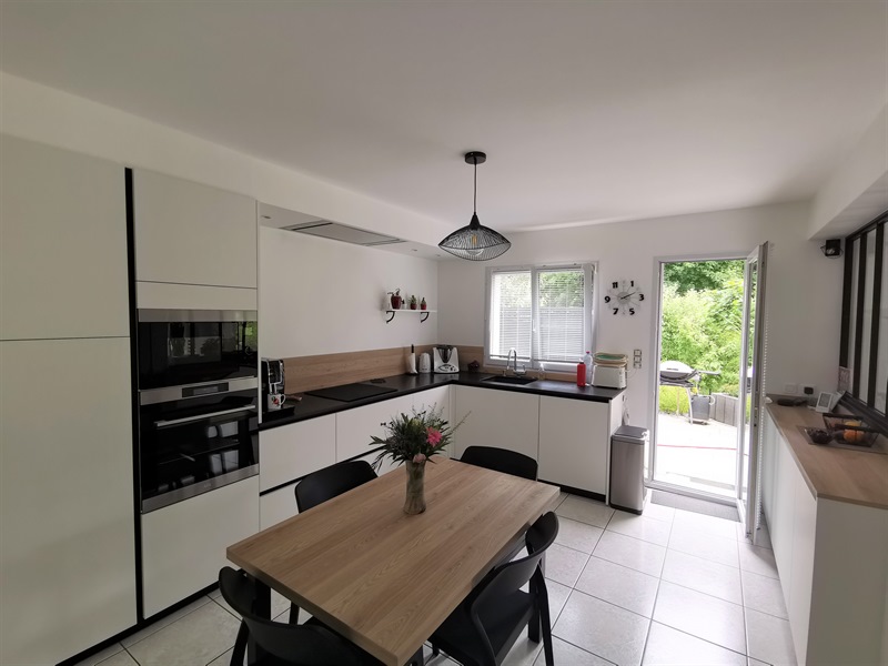 Cuisine ouverte de style moderne bois et blanc à Houdemont | Raison Home - 1