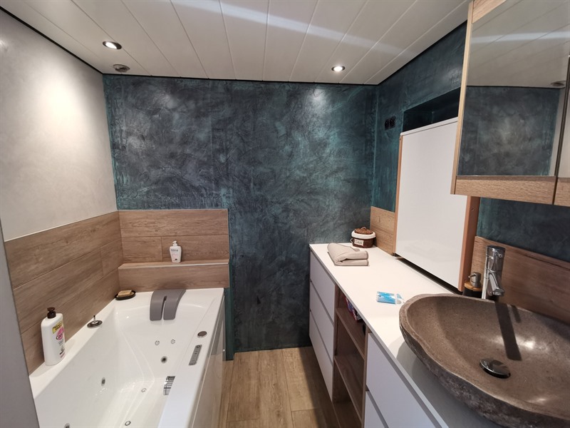 Salle de bains fermée de style contemporain bois, blanc et bleu à Montigny 1