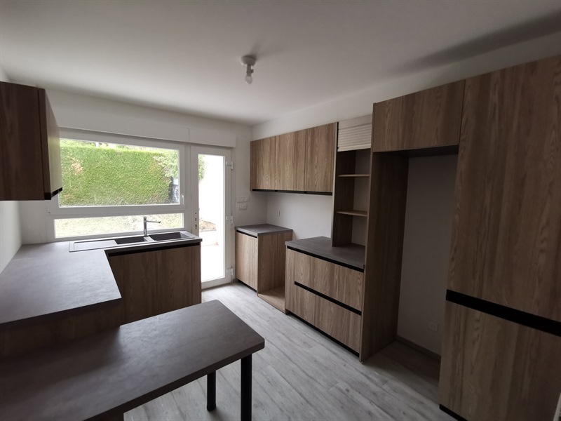 Cuisine fermée de style contemporain bois, noir et gris à Vandoeuvre-lès-Nancy | Raison Home - 1