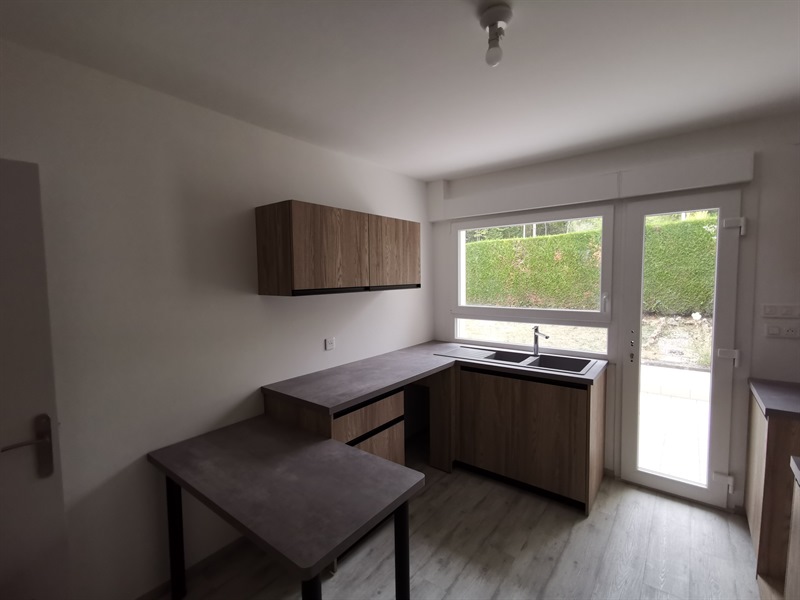 Cuisine fermée de style contemporain bois, noir et gris à Vandoeuvre-lès-Nancy | Raison Home - 2