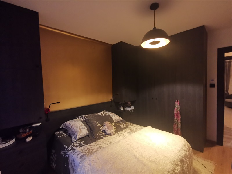 Tête de lit et rangements noirs à Chateau Salins | Raison Home - 1