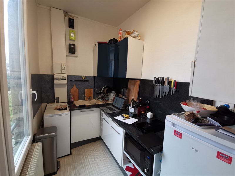 Petite cuisine en L bois et blanc à Nancy | Raison Home - 2