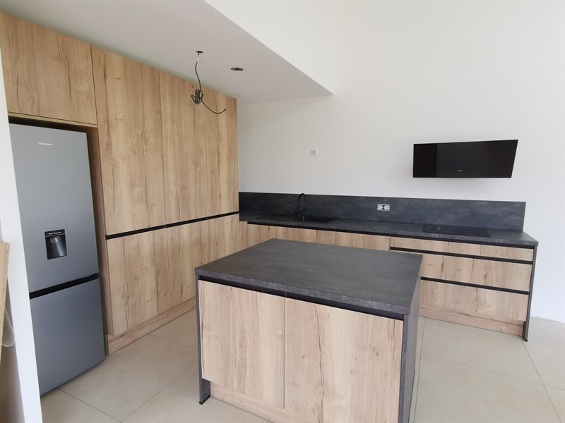 Cuisine ouverte de style contemporain bois et noir à Tomblaine 2
