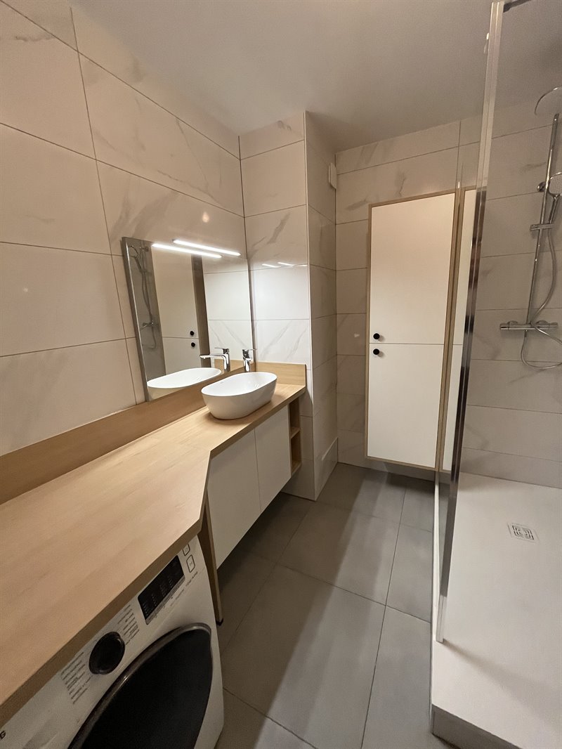 Salle de bains fermée de style contemporain bois et blanc à Nancy | Raison Home - 1