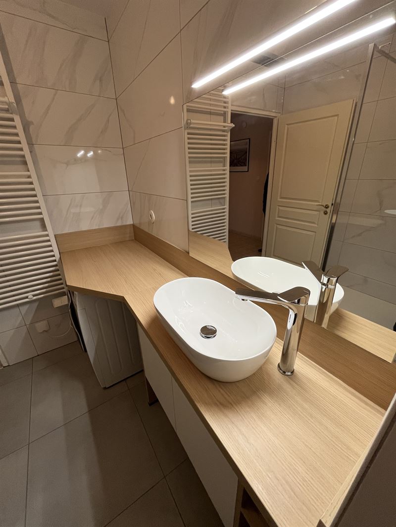 Salle de bains fermée de style contemporain bois et blanc à Nancy 2