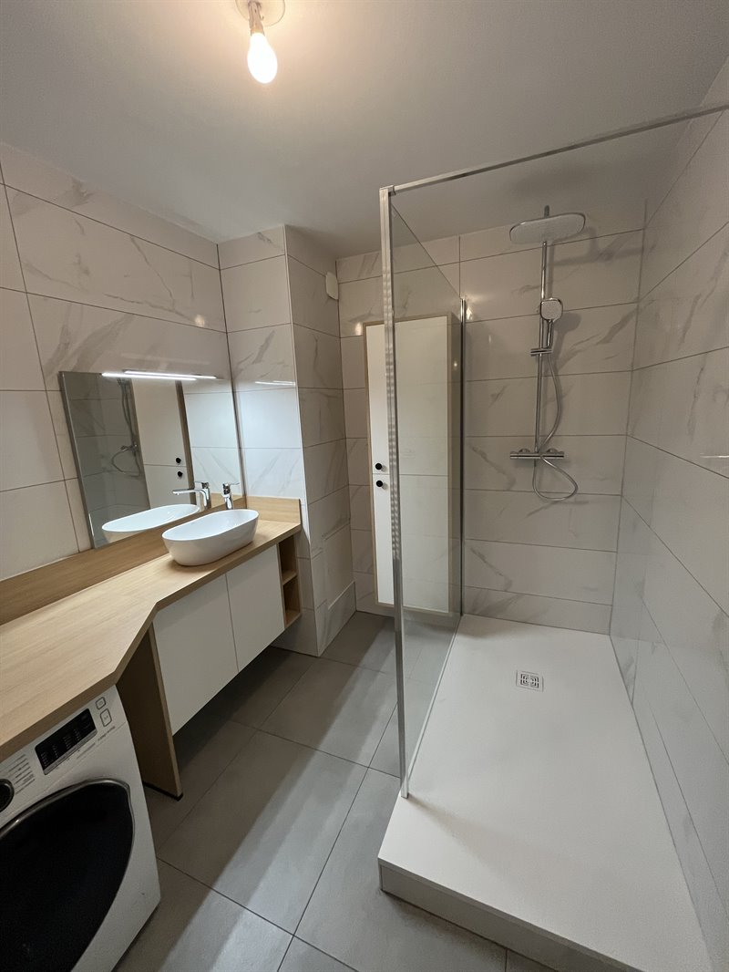 Salle de bains fermée de style contemporain bois et blanc à Nancy 3