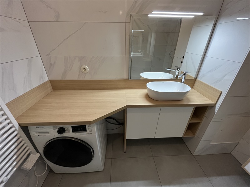 Salle de bains fermée de style contemporain bois et blanc à Nancy | Raison Home - 4