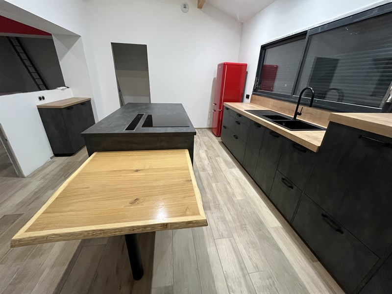 Cuisine fermée de style industriel bois et noir à Padoux | Raison Home - 3