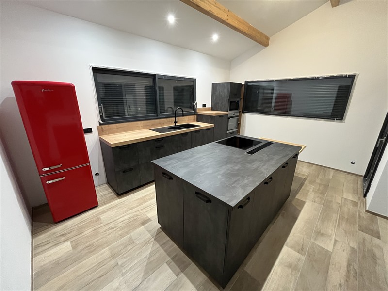 Cuisine fermée de style industriel bois et noir à Padoux | Raison Home - 5