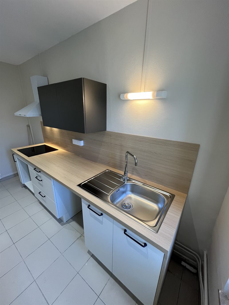 Cuisine fermée de style contemporain bois et blanc à Nancy | Raison Home - 1