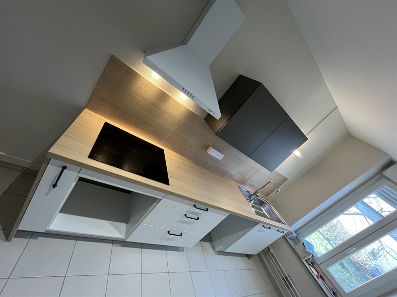 Cuisine fermée de style contemporain bois et blanc à Nancy | Raison Home - 2