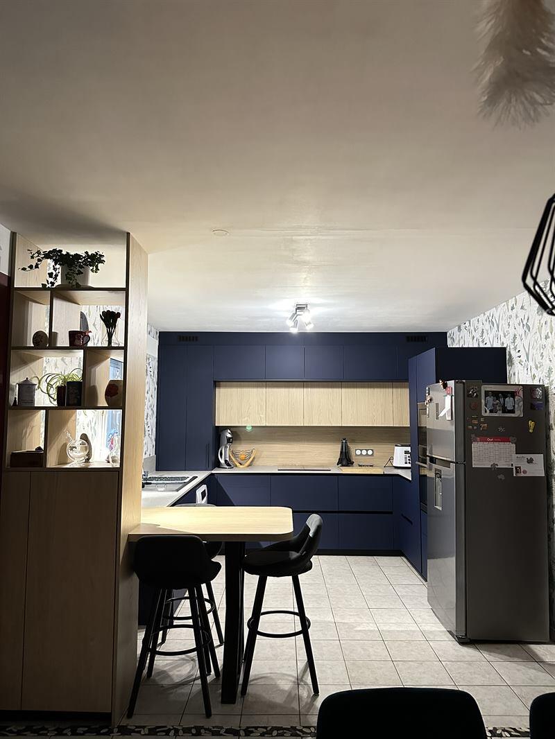 Cuisine ouverte de style moderne bois, gris et bleu à Flavigny-sur-Moselle 2