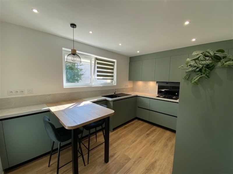 Cuisine moderne noir, beige et vert à Pouxeux 1