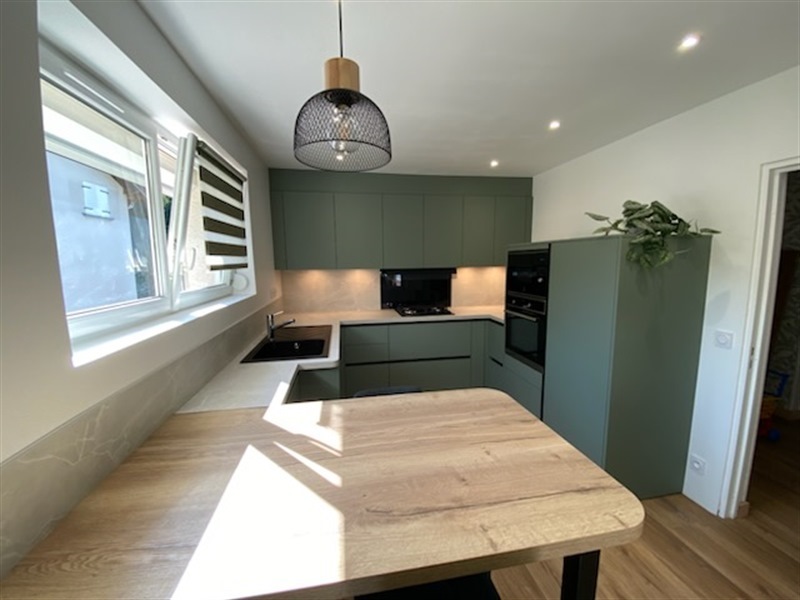 Cuisine moderne noir, beige et vert à Pouxeux 2