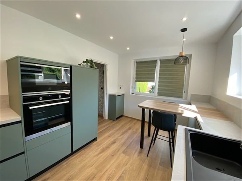 Cuisine moderne noir, beige et vert à Pouxeux 3