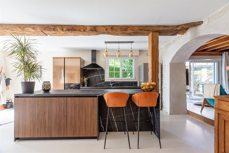 Cuisine ouverte de style moderne bois et noir à Chaniers | Raison Home - 1