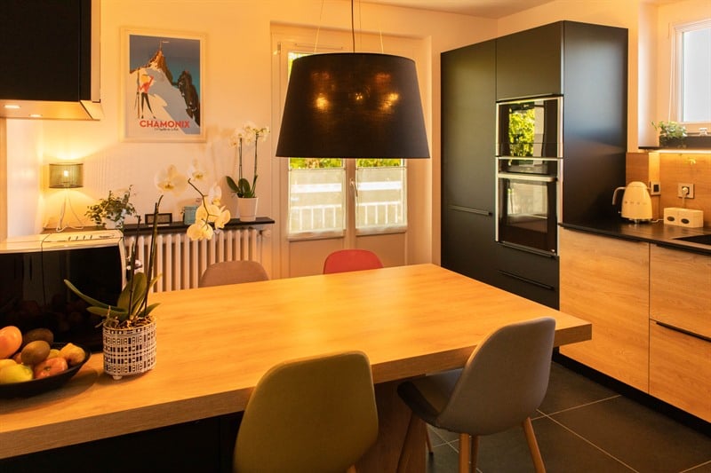 Cuisine fermée contemporaine bois et noir à Ville-La-Grand | Raison Home - 1