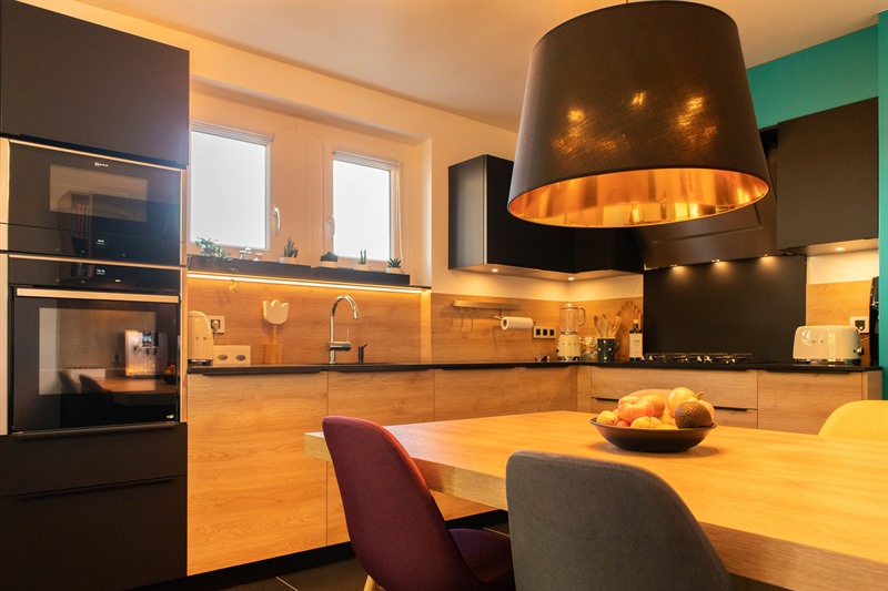 Cuisine fermée contemporaine bois et noir à Ville-La-Grand | Raison Home - 2