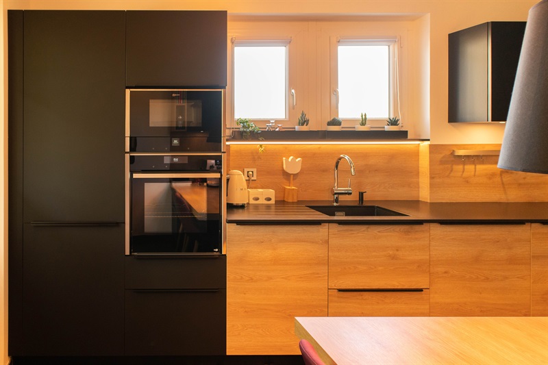 Cuisine fermée contemporaine bois et noir à Ville-La-Grand | Raison Home - 5