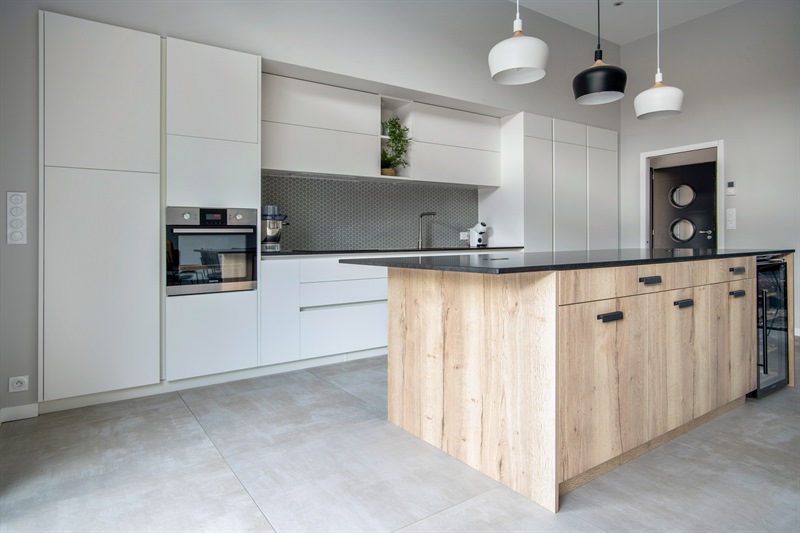 Cuisine blanche de style moderne à Camblanes-et-Meynac | Raison Home - 1