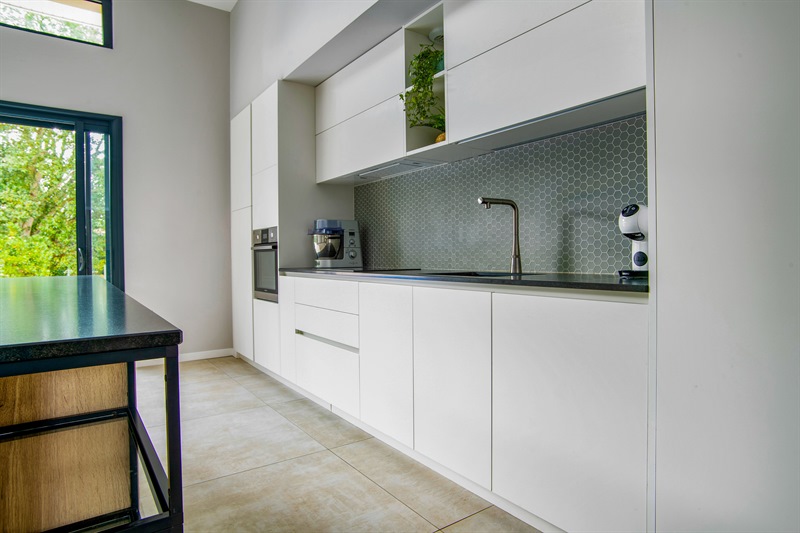 Cuisine blanche de style moderne à Camblanes-et-Meynac | Raison Home - 3