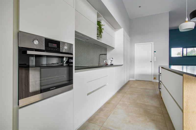 Cuisine blanche de style moderne à Camblanes-et-Meynac | Raison Home - 4