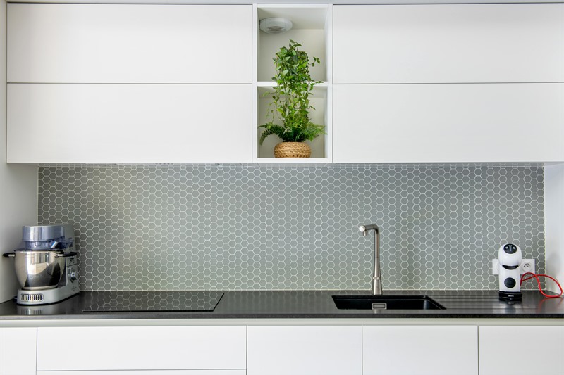 Cuisine blanche de style moderne à Camblanes-et-Meynac | Raison Home - 6