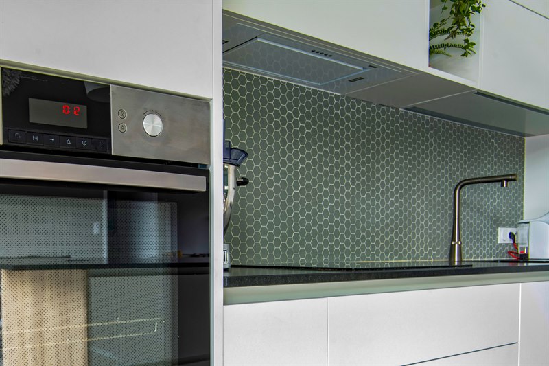 Cuisine blanche de style moderne à Camblanes-et-Meynac | Raison Home - 7