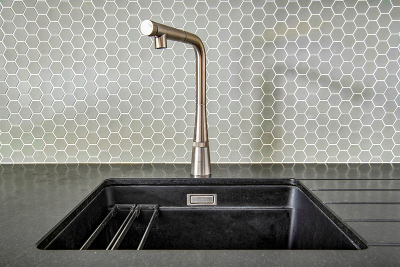 Cuisine blanche de style moderne à Camblanes-et-Meynac | Raison Home - 10