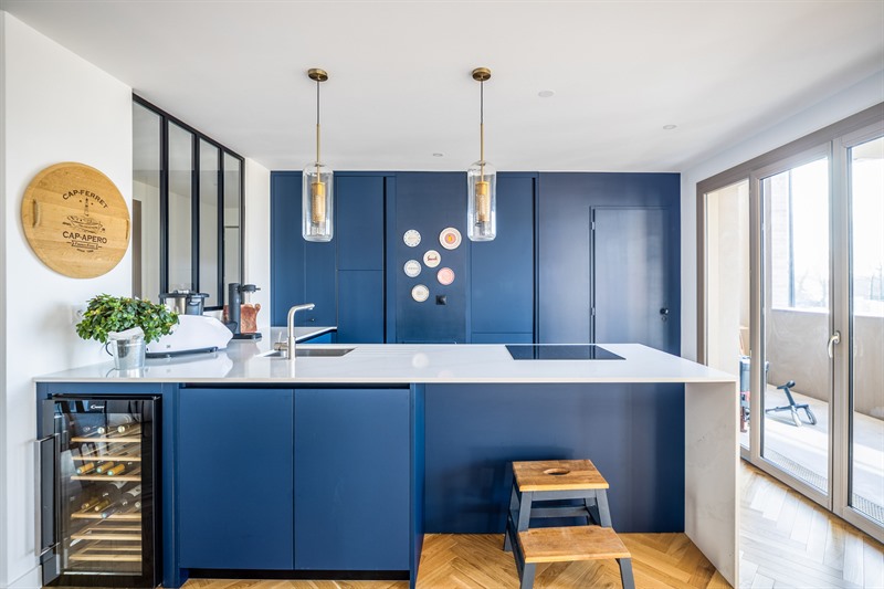 Cuisine moderne bleu marine et blanc à Bordeaux | Raison Home - 1